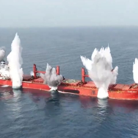 ΒΙΝΤΕΟ: Η στιγμή της επίθεσης στο ελληνικών συμφερόντων Magic Seas στην Ερυθρά Θάλασσα