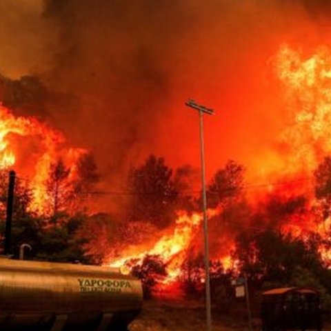 LIVE: Μάχη να μη ξεφύγει η φωτιά στην κορυφογραμμή της Πάρνηθα-Κοντά σε σπίτια στο Μενίδι οι φλόγες