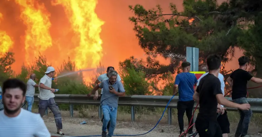 Στην κόλαση της Προύσας… Πάνω από 1.700 εκκενώσεις, νεκρός πυροσβέστης από ανακοπή και 76 ενεργά μέτωπα Στην κόλαση της Προύσας… Πάνω από 1.700 εκκενώσεις, νεκρός πυροσβέστης από ανακοπή και 76 ενεργά μέτωπα