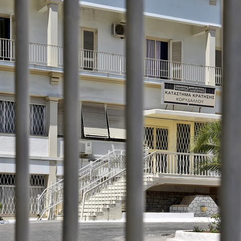 Έφοδος της ΕΛΑΣ στις φυλακές Κορυδαλλού-Εντοπίστηκαν μαχαίρια, ναρκωτικά και κινητό σε κελιά