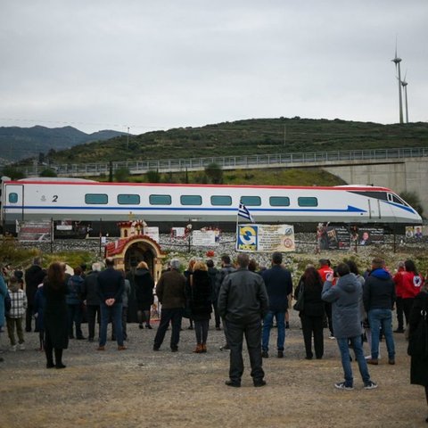 Βαριά ατμόσφαιρα στο τρισάγιο για τα θύματα στα Τέμπη-Δάκρυα από τους συγγενείς, ανείπωτος ο πόνος