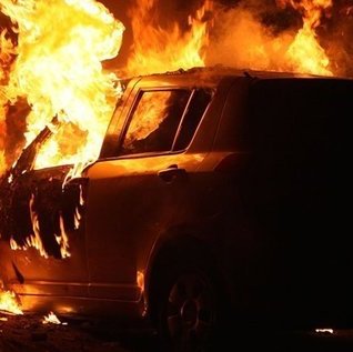 Στις φλόγες δύο οχήματα σε Στρόβολο και Λεμεσό-Βλέπουν εμπρησμό οι Αρχές στη μια υπόθεση
