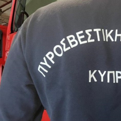 Επιχείρηση απεγκλωβισμού στα Καμινάρια-Προσέκρουσαν σε δέντρο και έπεσαν στον γκρεμό