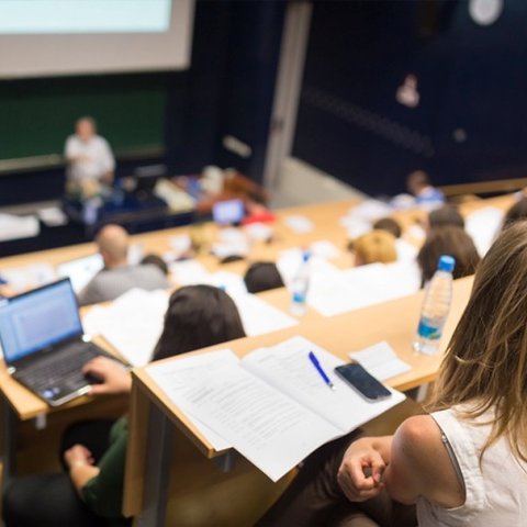 Συμφωνεί με ξενόγλωσσα στα δημόσια πανεπιστήμια, διαφωνεί με αυτοχρηματοδότηση
