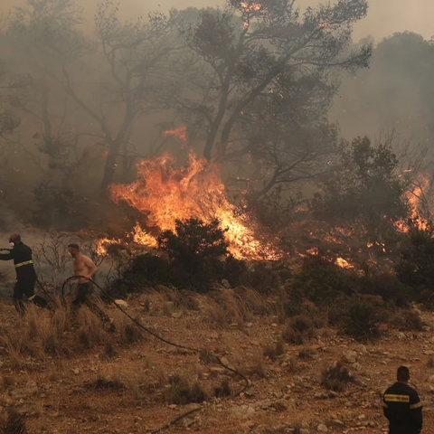 Μάχη με αναζωπυρώσεις στα Δερβενοχώρια-Σε ύφεση οι φωτιές σε Ρόδο και Λουτράκι