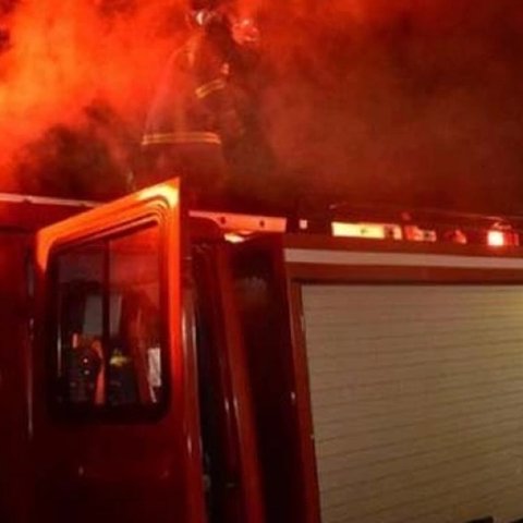 Παραδόθηκαν στις φλόγες οκτώ οχήματα σε χωράφι έξω από κτήριο στη Λευκωσία