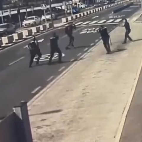 Βίντεο από τη στιγμή που η ισπανική Αστυνομία σκοτώνει 18χρονο έξω από αεροδρόμιο-Πέρασε την ασφάλεια με μαχαίρι