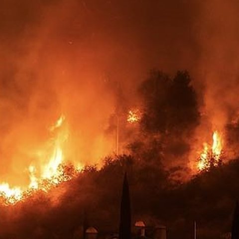 LIVE: Κανένα ενεργό μέτωπο πυρκαγιά, μάχη με τις αναζωπυρώσεις-Εχθρός των δυνάμεων πυρόσβεσης οι άνεμοι