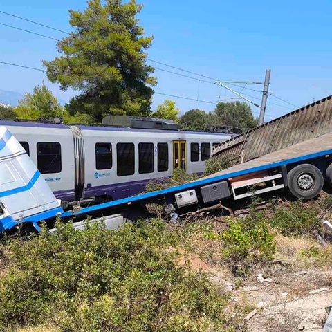 Ελαφρά τραυματισμένοι τρεις επιβάτες του τρένου που συγκρούστηκε με το φορτηγό (Pics)