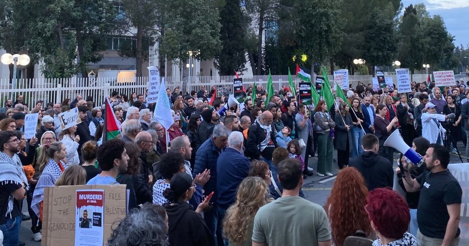 ΒΙΝΤΕΟ: Πλήθος κόσμου στη διαμαρτυρία έξω από το Προεδρικό για την επίσκεψη ΠτΔ στο Ισραήλ