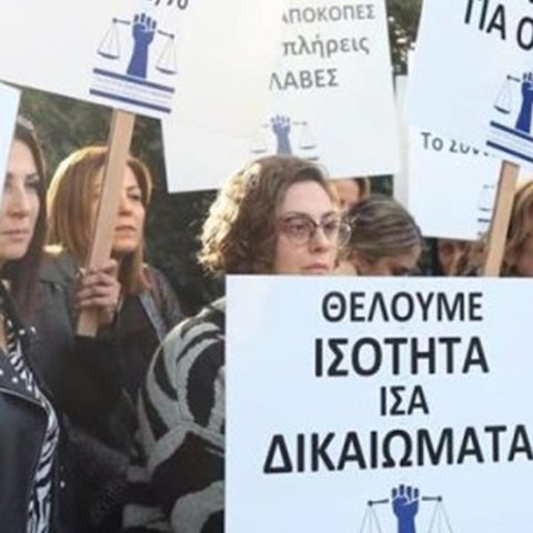 Νέα διαμαρτυρία από τους χαμηλόμισθους του δημοσίου στα φώτα του Καλησπέρα