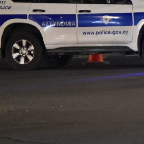 Μπούκαρε σε περίπτερο, επιτέθηκε στον υπάλληλο και έφυγε με την ταμειακή μηχανή