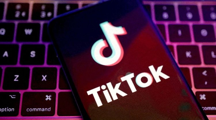 2025-05-04T144547Z_197259580_RC291W9KQP0Y_RTRMADP_5_USA-TRUMP-TIKTOK-1200x803