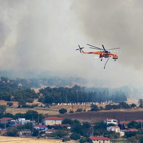 Τιτάνιες προσπάθειες για περιορισμό της πυρκαγιάς στην Αλεξανδρούπολη, στη μάχη εναέρια μέσα