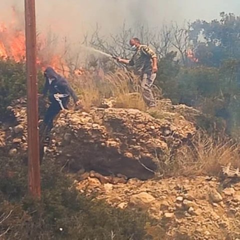 Ανεξέλεγκτη πυρκαγιά στην Κρήτη-Καίγονται σπίτια στο Λασίθι, ένας τραυματίας