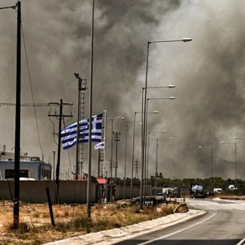 Συνεχίζεται ο πύρινος εφιάλτης σε Δυτική Αττική και Λουτράκι-Kαίγονται σπίτια, φόβοι για αναζωπυρώσεις