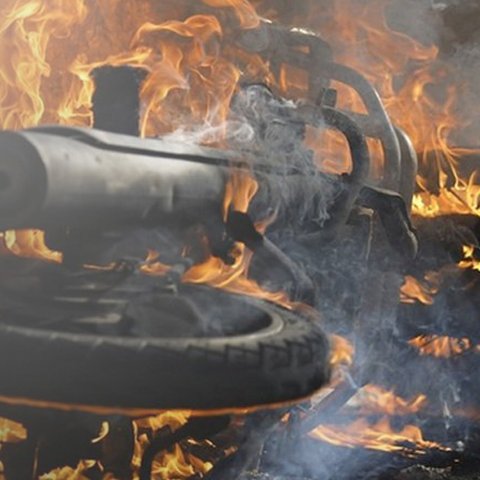 Φωτιά σε μοτοσικλέτα στην Αγλαντζιά-Διερευνώνται τα αίτια από την Αστυνομία