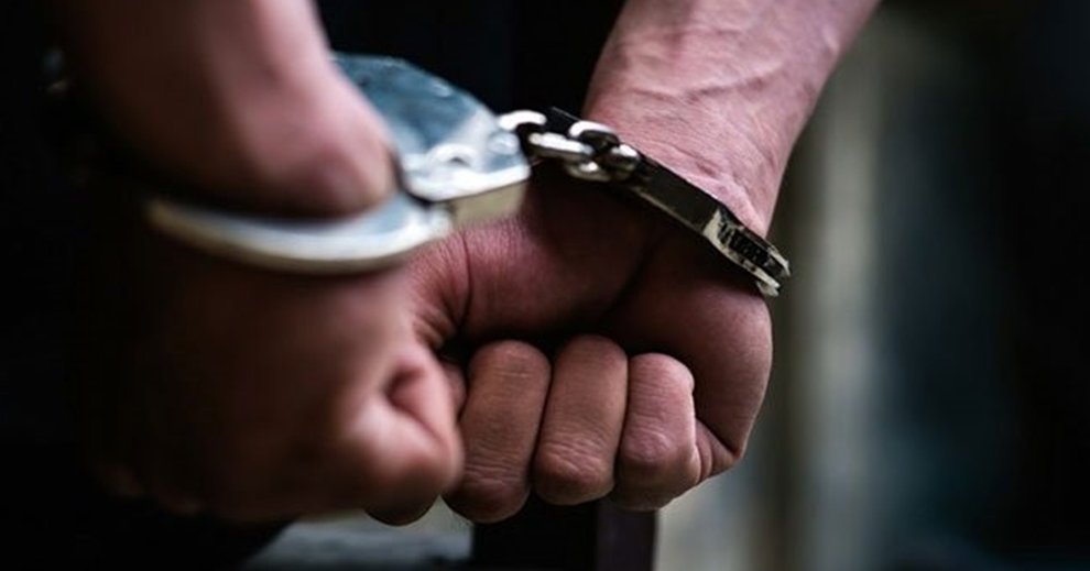 Χειροπέδες σε 43χρονο που επιχείρησε να διαρρήξει την κύρια είσοδο πολυκατοικίας Χειροπέδες σε 43χρονο που επιχείρησε να διαρρήξει την κύρια είσοδο πολυκατοικίας