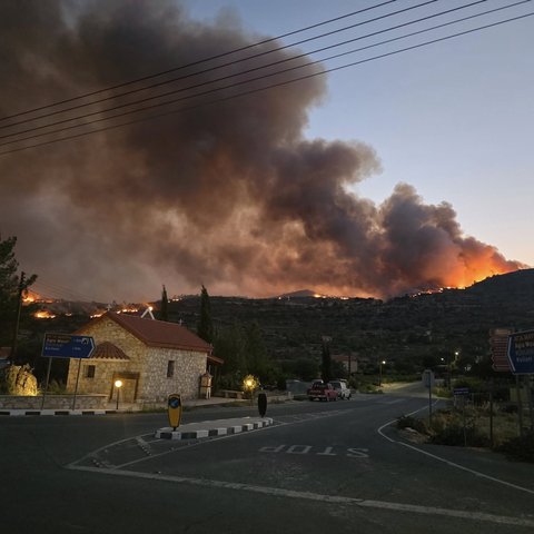 Περίπου 70 πληγέντες από πυρκαγιές σε προσωρινούς χώρους-To πρωί η επανεκτίμηση της κατάστασης