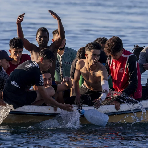 Εκατοντάδες μετανάστες από τη Δυτική Αφρική κατέκλυσαν μικρό νησί στα Κανάρια