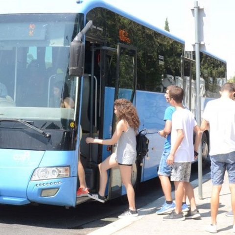 Επιστρέφουν οι μαθητές στα σχολεία, αρχίζουν τα δρομολόγια των λεωφορείων