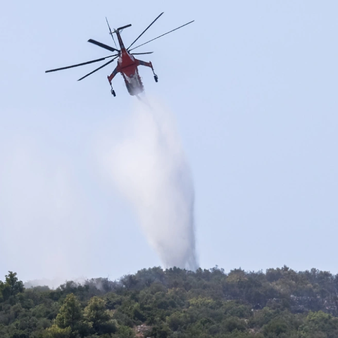 Εντυπωσιακό βίντεο από ελικόπτερο της Πυροσβεστικής στην Πάρνηθα-Οι εντολές του χειριστή