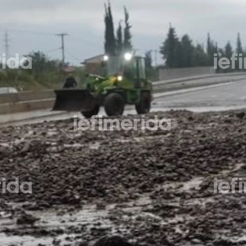 Άνοιξε η μία λωρίδα στην Εθνική Πατρών-Αθηνών, προβλήματα από τις κατολισθήσεις