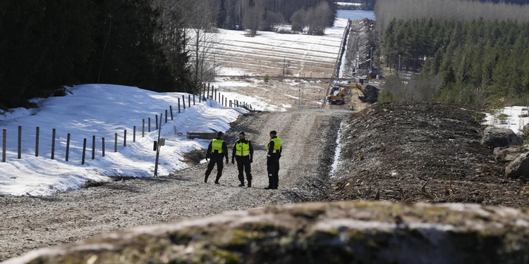 finland-russia-border-fence.jpg