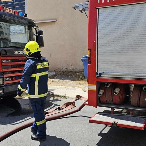 Πυρκαγιά σε δύσβατη περιοχή στη Λεμεσό-Στη μάχη δύο εναέρια μέσα