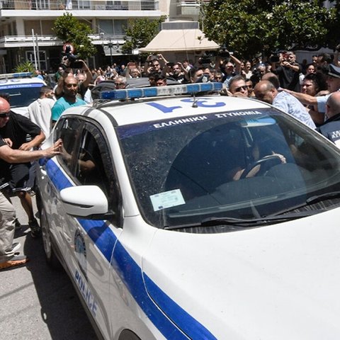 ΒΙΝΤΕΟ: Επεισόδια την ώρα που μετέφεραν τον 37χρονο στο Δικαστήριο-Ασκήθηκε δίωξη στο Τμήμα