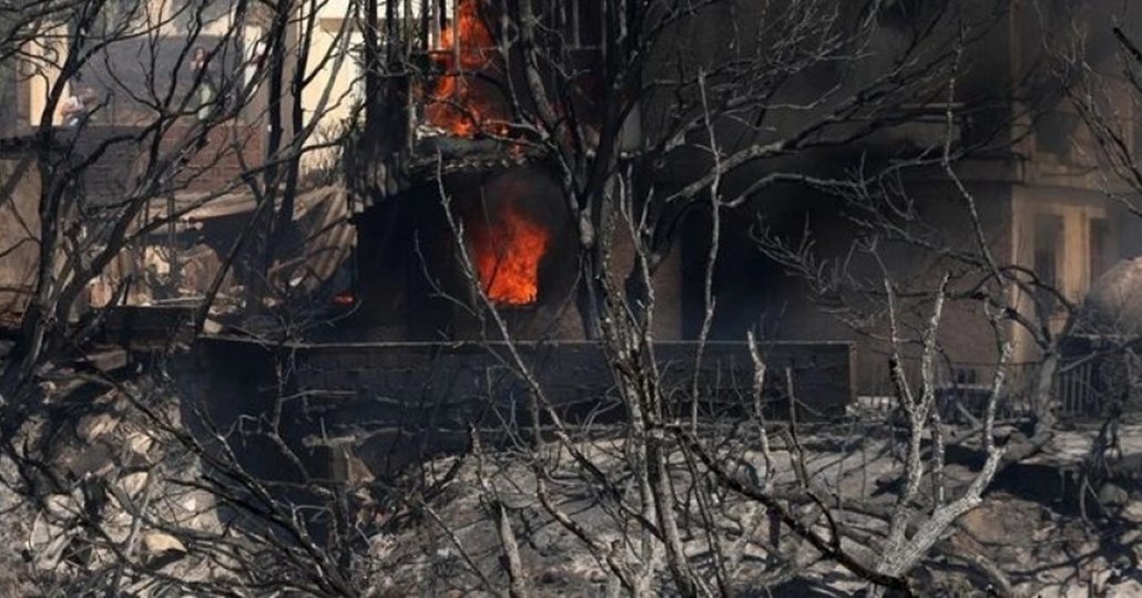 Σε ύφεση η πυρκαγιά στην Παλαιά Φώκαια-Παραδόθηκαν στις φλόγες σπίτια, απομακρύνθηκαν πολίτες (pics)