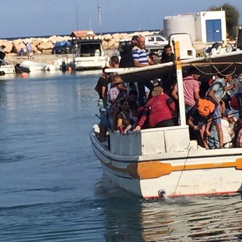 Μεταφέρθηκε στο λιμάνι Λάρνακας το πλοιάριο με τους 37 μετανάστες από τη Συρία-Εντοπίστηκε και δεύτερο