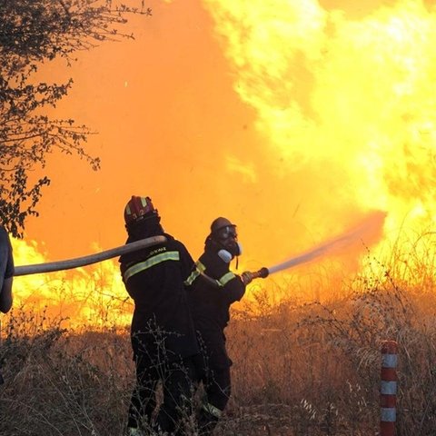 «Πολύ δύσκολα τα πράγματα, πετάγονται παντού καύτρες»-Συγκλονίζει πυροσβέστης στην Αττική