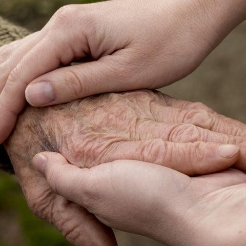 Παραδόθηκε σε Αρχιεπίσκοπο και Υπ. Εργασίας η έκθεση για την «κακοποίηση ηλικιωμένων στην Κύπρο»