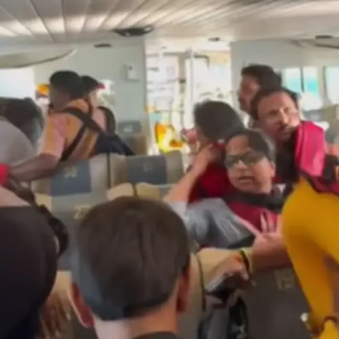 Δραματικό βίντεο από βύθιση σκάφους στο Μπαλί-Τουρίστες έσπασαν τα παράθυρα, βούτηξαν στο νερό για να σωθούν