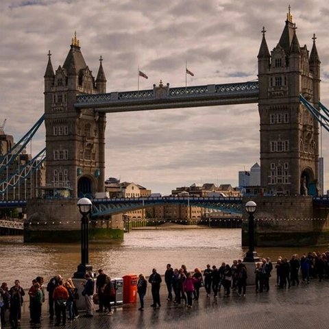 ‘Εκλεισε η Τower Bridge στη Βρετανία-Άτομο σκαρφάλωσε στα κιγκλιδώματα