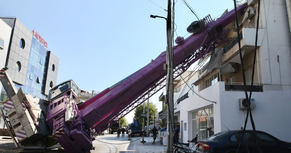 Γερανός κατέπεσε πάνω σε σπίτι στο Περιστέρι-Συγκλονιστικές εικόνες