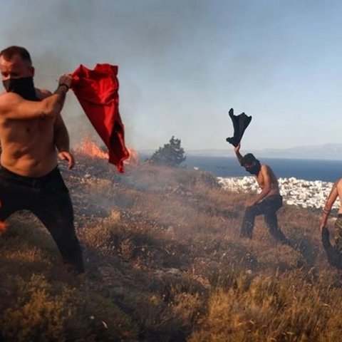 Σε κατάσταση έκτακτης ανάγκης η Χίος–Αλλεπάλληλα 112, σχεδόν 200 πυροσβέστες στη μάχη με τις φλόγες