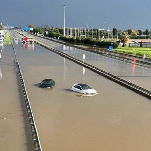 ΒΙΝΤΕΟ: Σε κόκκινο συναγερμό λόγω καταιγίδας η Βαρκελώνη-Πλημμύρισε το κεντρικό αεροδρόμιο