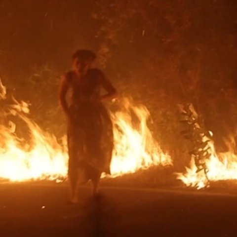 Πυρκαγιές στην Καλιφόρνια-Συγκλονιστικό βίντεο με γυναίκα να περπατά ανάμεσα από τις φλόγες