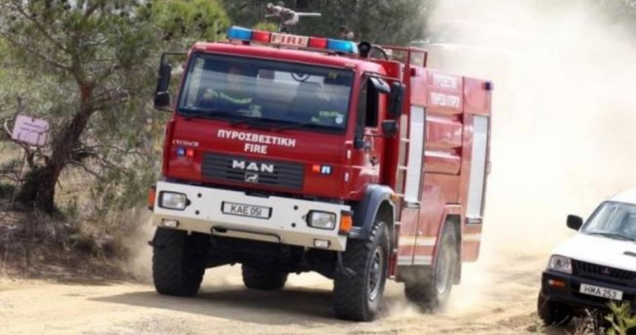 Στις φλόγες φωτοβολταϊκά στη Λεμεσό-Επηρεάστηκαν αποθήκη και οχήματα
