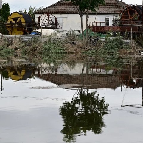 Δραματική η κατάσταση στην Ελλάδα-Έγκυος εγκλωβισμένη σε ταράτσα με το ενάμιση ετών παιδί της