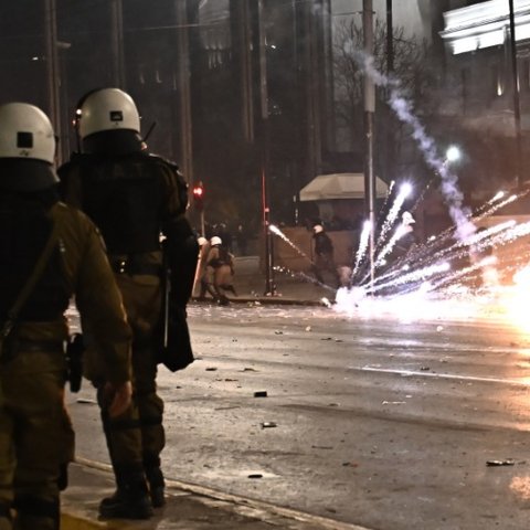 Στις οι 61 προσαγωγές, εκ των οποίων 7 συλλήψεις στην Αθήνα μετά το συλλαλητήριο για τα Τέμπη