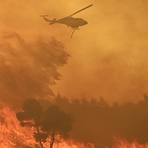 Εκτός ελέγχου η φωτιά στον Βαρνάβα, Oλονύχτια μάχη με τις φλόγες-Σε ετοιμότητα η Κύπρος για συνδρομή