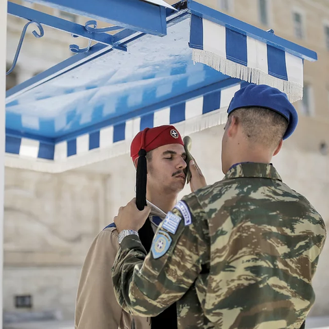 «Λιώνουν» οι εύζωνες κάτω από τις υψηλές θερμοκρασίες-Tους σκουπίζουν τον ιδρώτα