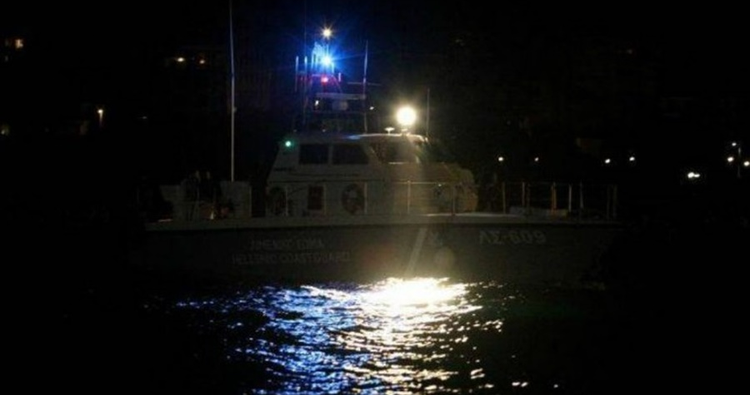 Ακυβέρνητο σκάφος με τέσσερις επιβαίνοντες προσέκρουσε σε βράχια-Στήθηκε επιχείρηση από το ΚΣΕΔ