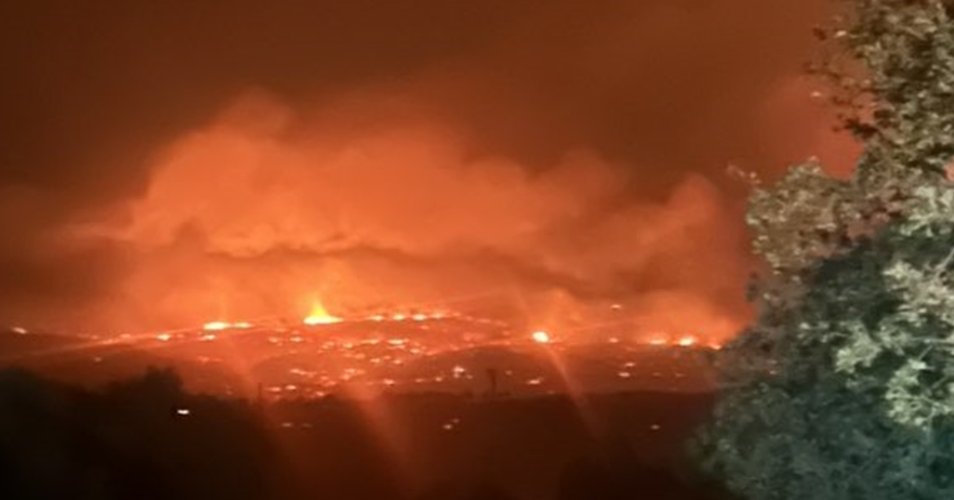Απέτυχε ο απεγκλωβισμός των κατοίκων στη Λόφου, περικυκλώθηκαν από την φωτιά-Κάηκαν πάνω από 20 σπίτια Απέτυχε ο απεγκλωβισμός των κατοίκων στη Λόφου, περικυκλώθηκαν από την φωτιά-Κάηκαν πάνω από 20 σπίτια