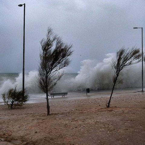 Ισχυροί άνεμοι και πτώση της θερμοκρασίας στο μενού του καιρού