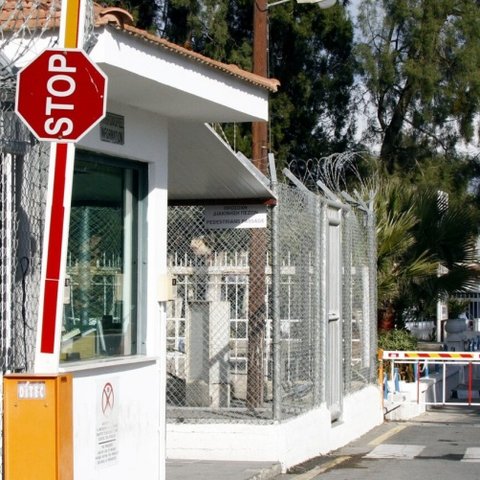 Πέντε εντάλματα σύλληψης για τα έγγραφα στην οικία δεσμοφύλακα