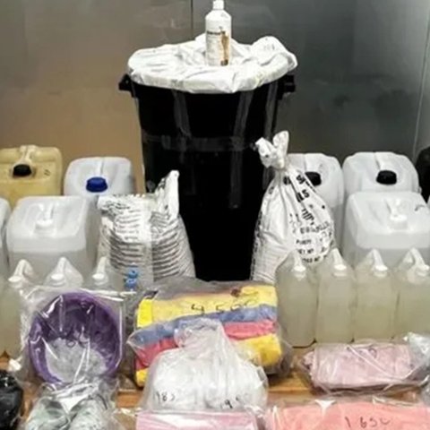 Συνελήφθη Κύπριος που εμπλέκεται σε εγκληματική οργάνωση στο Μενίδι-Διακινούσαν ρούχα εμποτισμένα με κοκαΐνη